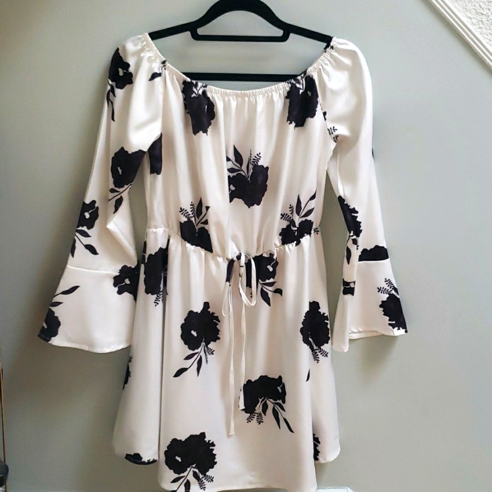 Black and White Floral Print Long Sleeve Dress Size M/L